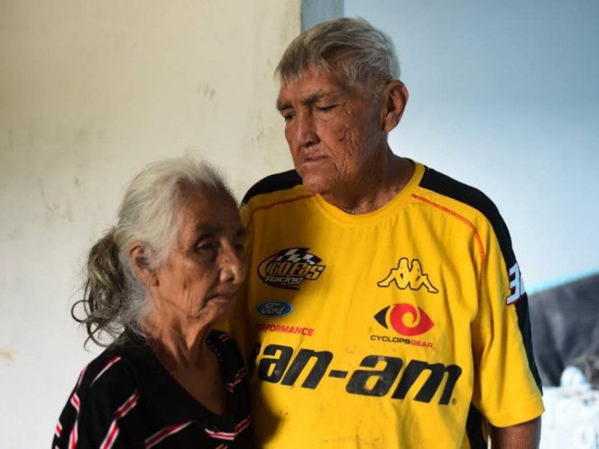 Doña Elodia y su esposo durante las inundaciones en Poza Rica.