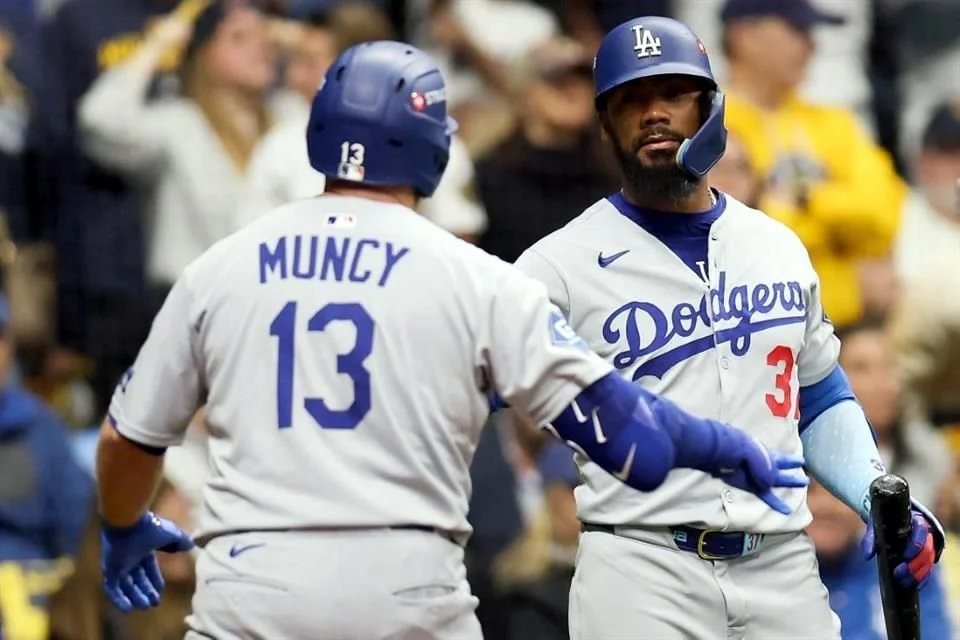 Max Muncy y Teoscar Hernández conectaron cuadrangulares.