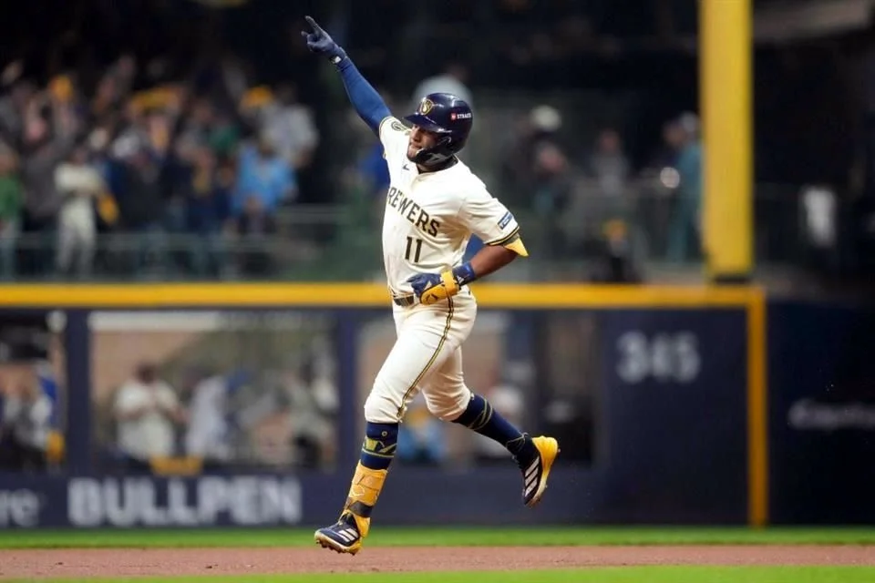 Jackson Chourio conectó el primer lanzamiento de Yamamoto y la puso del otro lado de la barda.