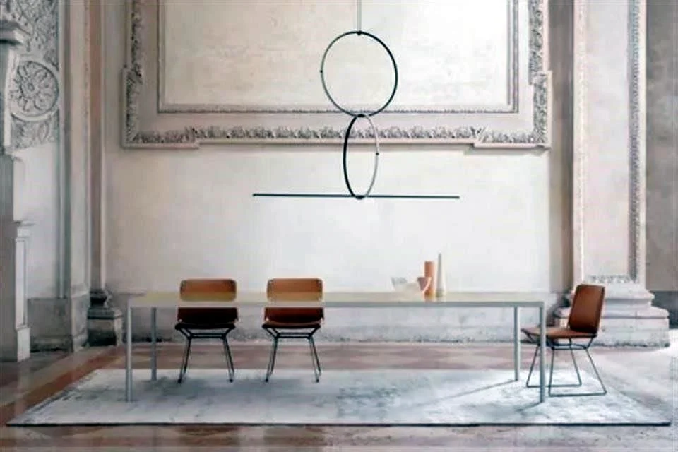 La combinación de textiles bajo la pieza resulta ideal para un entorno contemporáneo.