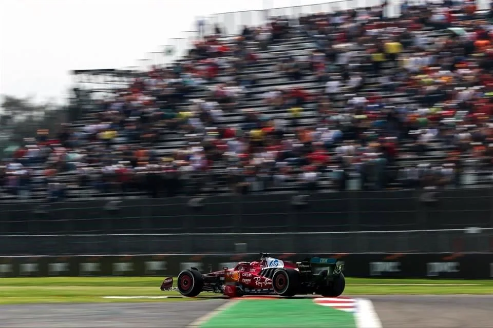 Charles Leclerc liderando la Práctica 1 del GP de México.