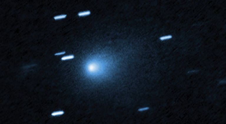 El cometa 31 Atlas continúa su viaje a pesar de encontrarse en una tormenta solar.
