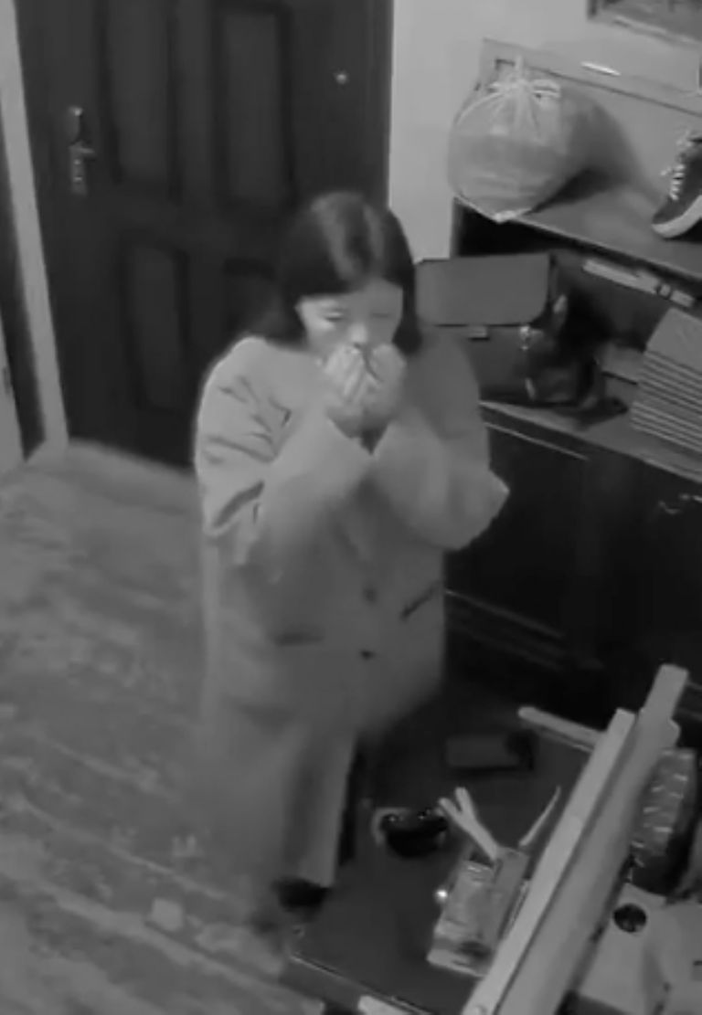 Una mujer preparándose momentos antes de un impacto de misil cerca de su hogar en Kiev.