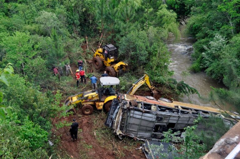 Los equipos de rescate trabajaron durante prolongadas horas para liberar a los pasajeros atrapados en el autobús.