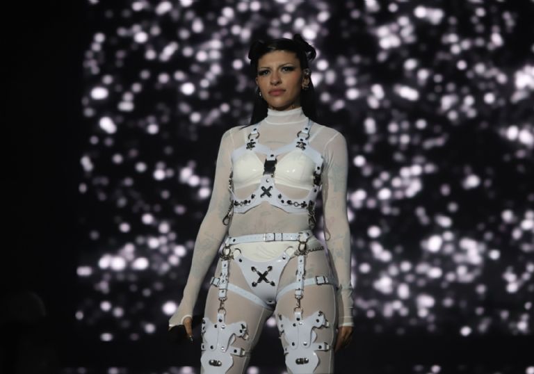 Cazzu en Ushuaia durante la filmación de 'Risas y la Cabina del Viento'