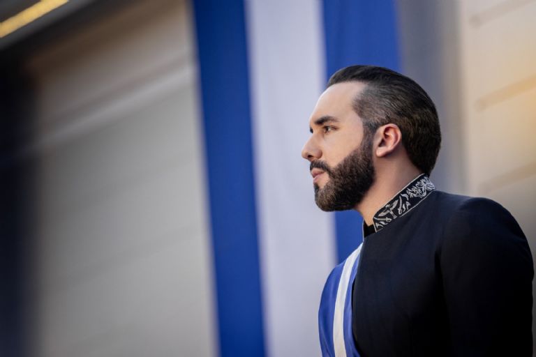 Presidente Nayib Bukele anuncia adelanto de pago de aguinaldo para dinamizar economía salvadoreña.