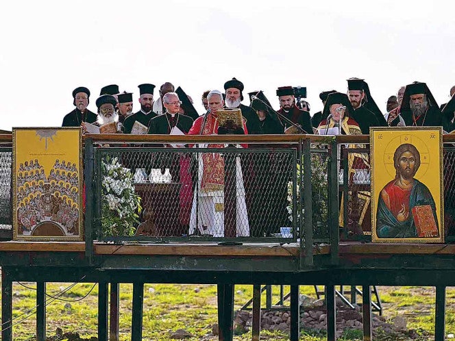 León XIV y Bartolomeo I, frente a la basílica bizantina hundida de San Neófito, junto al lago Iznik. Fotos: AFP. Papa León XIV y Bartolomeo I, frente a la basílica bizantina hundida de San Neófito.