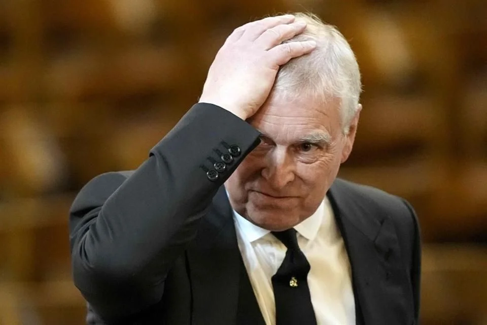 Charles III retiró a su hermano Andrew todos sus títulos y honores, además de exigirle que dejara su residencia en Royal Lodge debido a su relación con el fallecido criminal sexual Jeffrey Epstein.