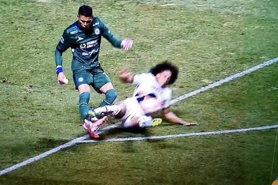 Kevin Mier sufrió una fractura de tibia por la barrida de Adalberto Carrasquilla en el duelo entre Cruz Azul y Pumas.