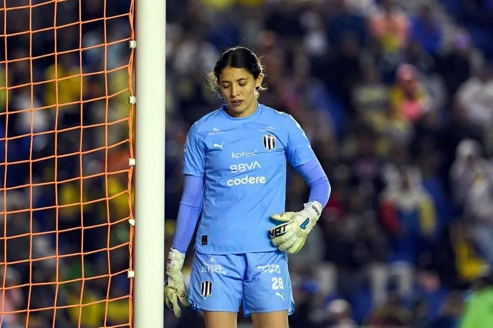 Jugadoras de Rayadas desoladas tras la contundente derrota ante América.