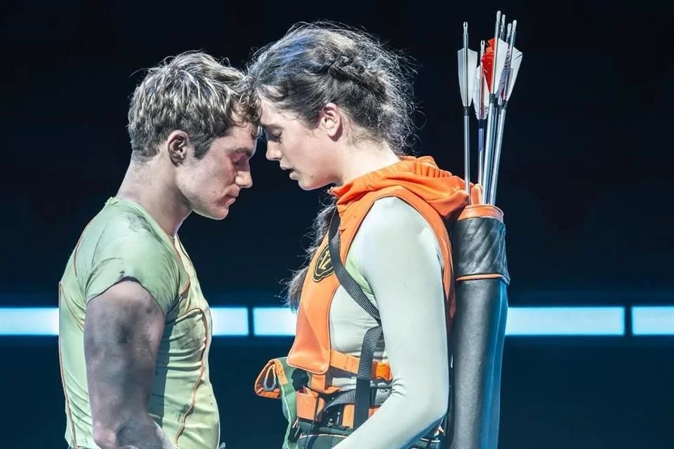 Con un reparto de unas 24 personas (y un cameo de John Malkovich como presidente de Panem), es numeroso para un montaje, pero relativamente pequeño para una epopeya.