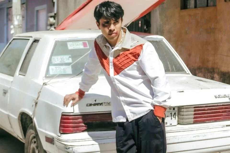 Olivardo diseña camisas y vestimenta tradicional de Oaxaca. Vende tanto en su tienda física como en línea.