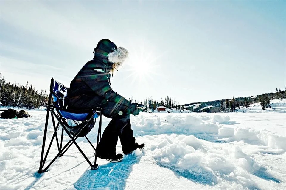 Practicar pesca en hielo.