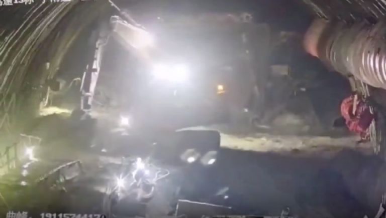 Evacuación frenética de obreros por anegamiento en túnel profundo: Grabación