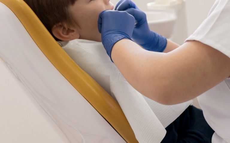 Otra menor se encuentra en estado crítico tras visitar al mismo profesional dental.