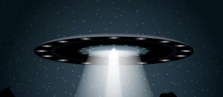 Presuntamente,  un ser interestelar bajó de un gruo de 3 ovnis en una base aérea de Nuevo México