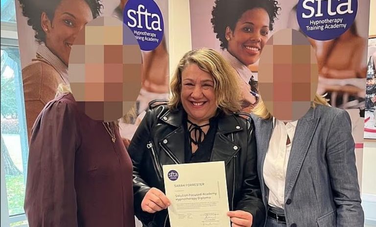 La causa de fallecimiento de Sarah es incierta, pero la joven de 13 años podría tener información crucial.