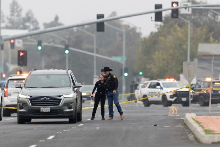 Agentes de la ley investigan a los perpetradores del tiroteo.