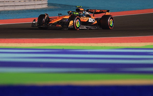 Lando Norris posando con un trofeo