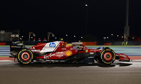 Lewis Hamilton concentrado en el cockpit de su monoplaza