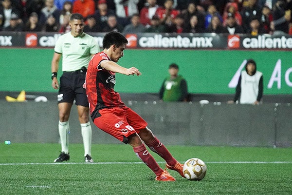 Gilberto Mora anotando para Xolos