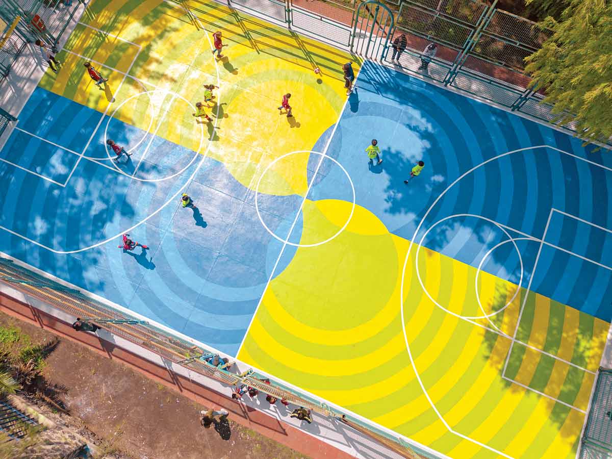 Niños jugando en una cancha rehabilitada en la CDMX.