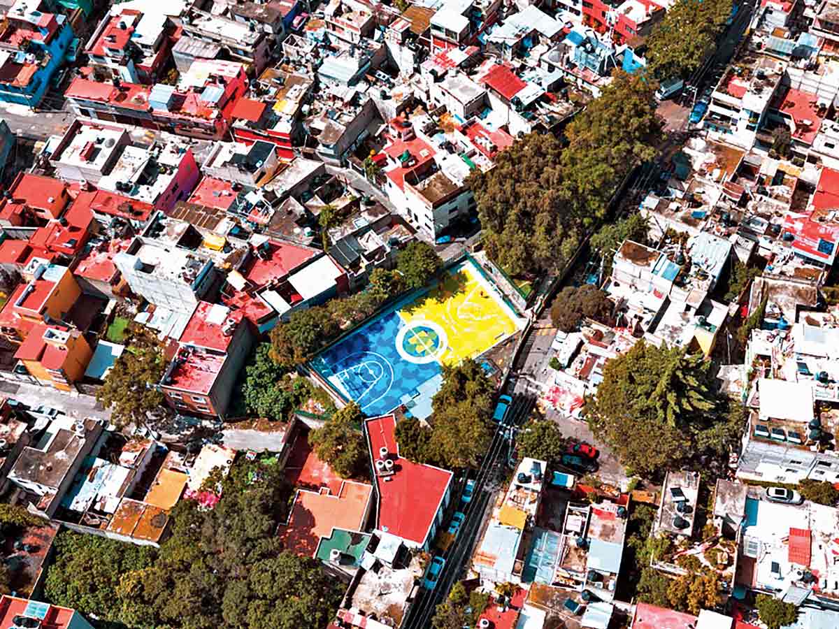 Vista aérea de una cancha de futbol en un barrio de la CDMX.