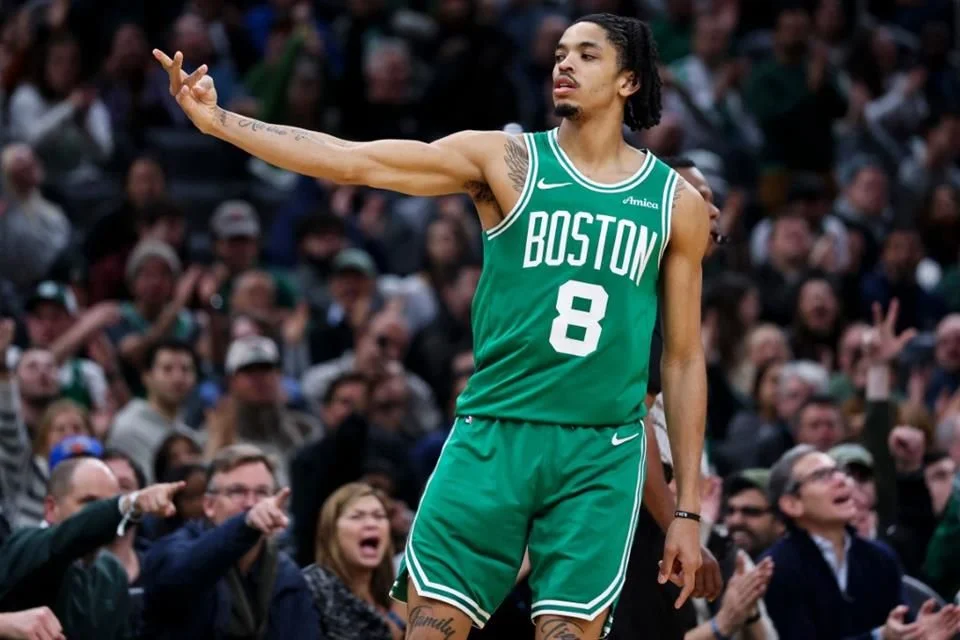 Josh Minott mostrando su destreza en la cancha.