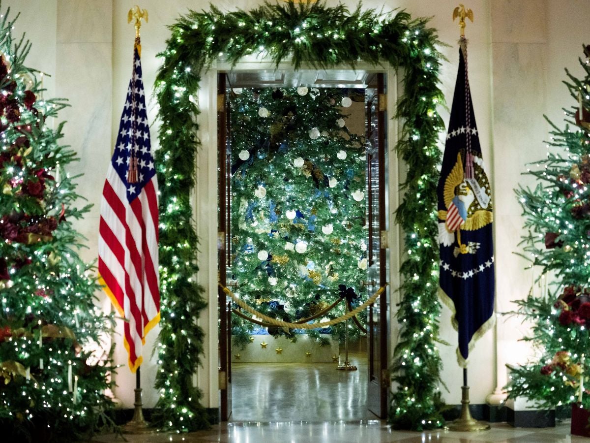 Melania Trump revela el tema navideño 2025: “El hogar es donde está el corazón”. | Reuters