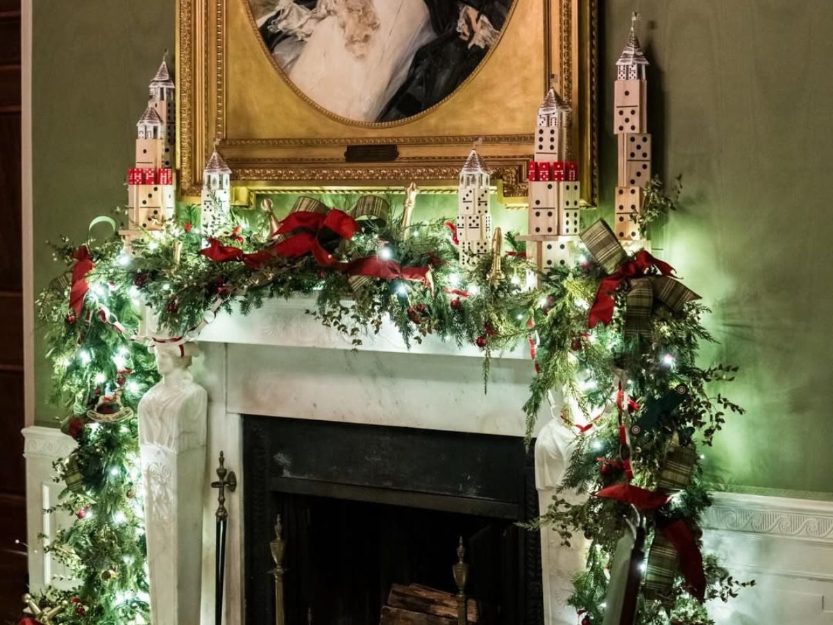 Más de 2.800 estrellas doradas honran a soldados y familias militares. | Reuters