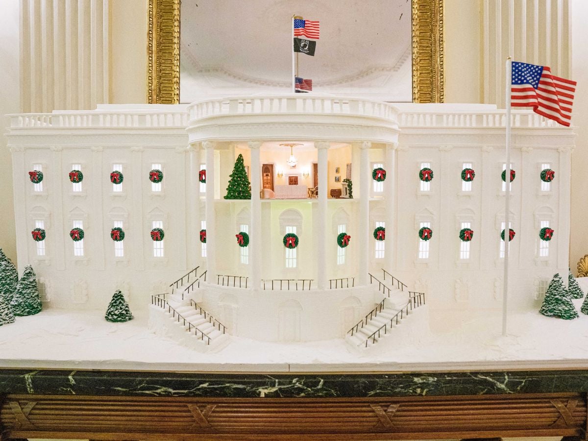 La casita de jengibre replica el Pórtico Sur con 54 kilos de masa. | Reuters