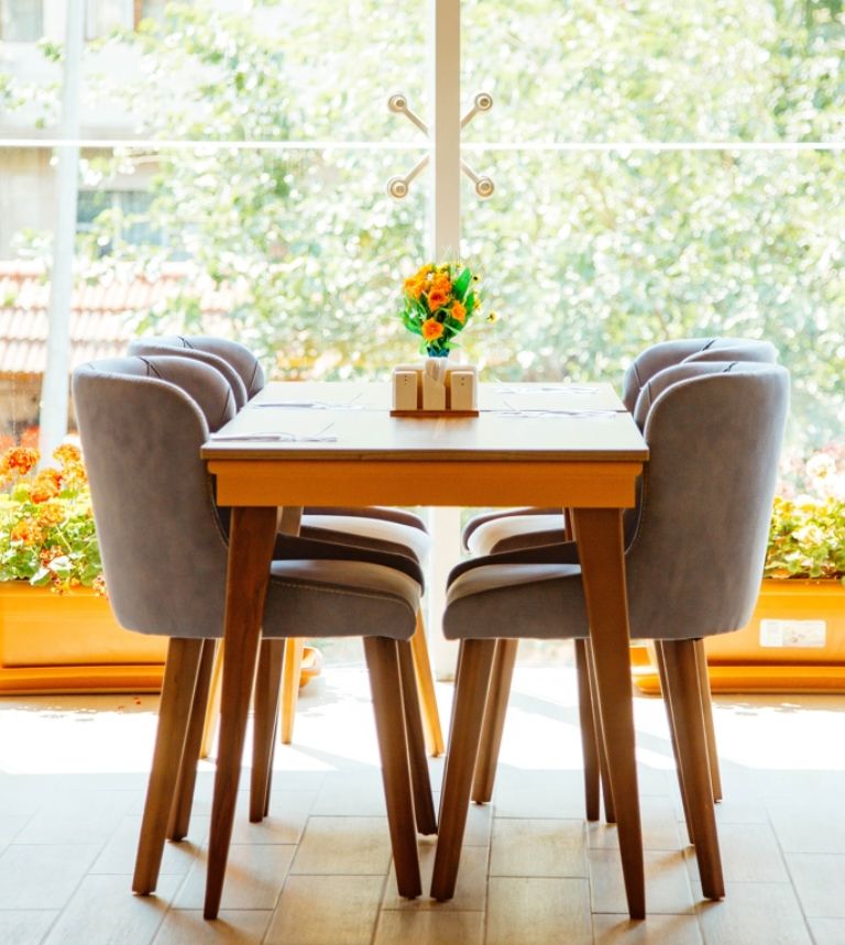 Mesa de comedor despejada fomentando la energía positiva