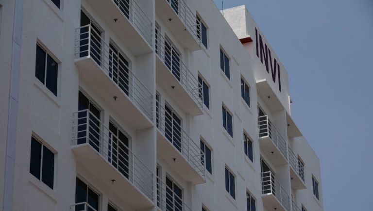 Persona revisando documentos de alquiler