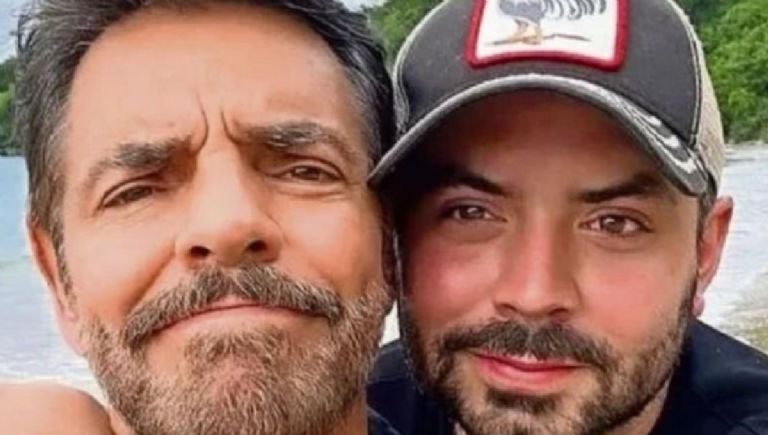Eugenio Derbez felicitando a José Eduardo Derbez por videollamada