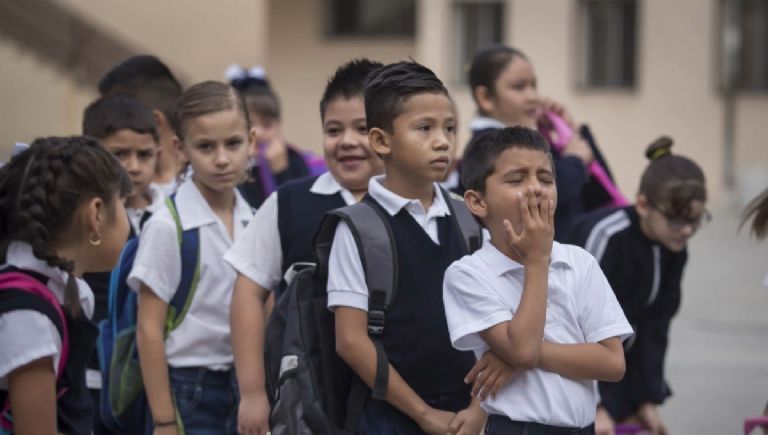 Estudiantes disfrutando de un puente escolar en mayo