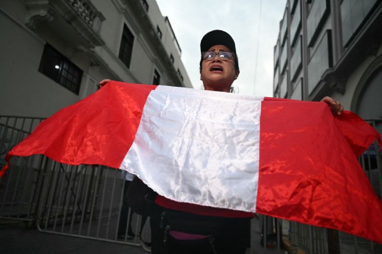 Fujimori lidera en Perú (17% escrutado).