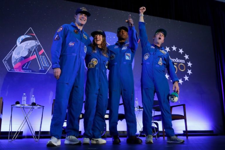 Artemis IV: Cuatro astronautas vuelven a la Luna en 2028.