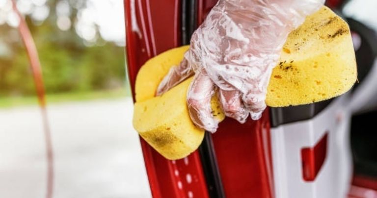 neumático con suciedad incrustada