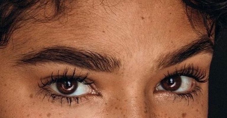 Mujer con cejas finas y definidas