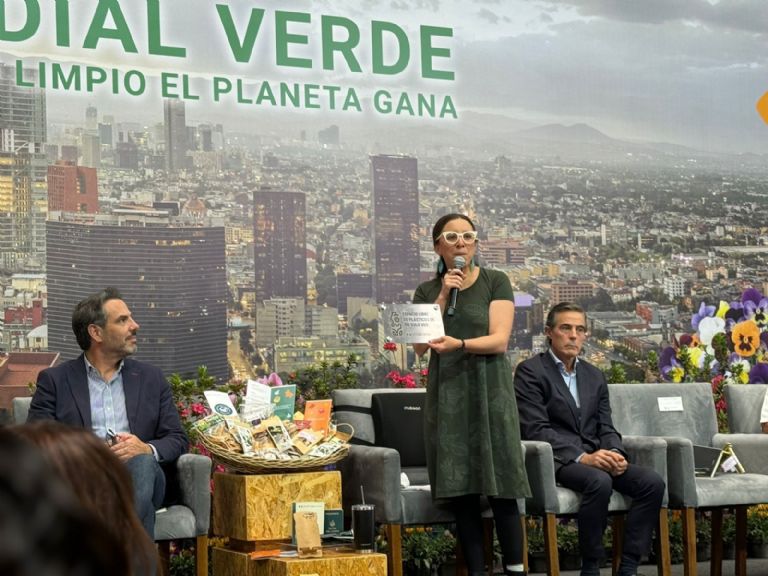 Equipo de trabajo de la Ciudad de México presentando el programa 'Mundial Verde'.