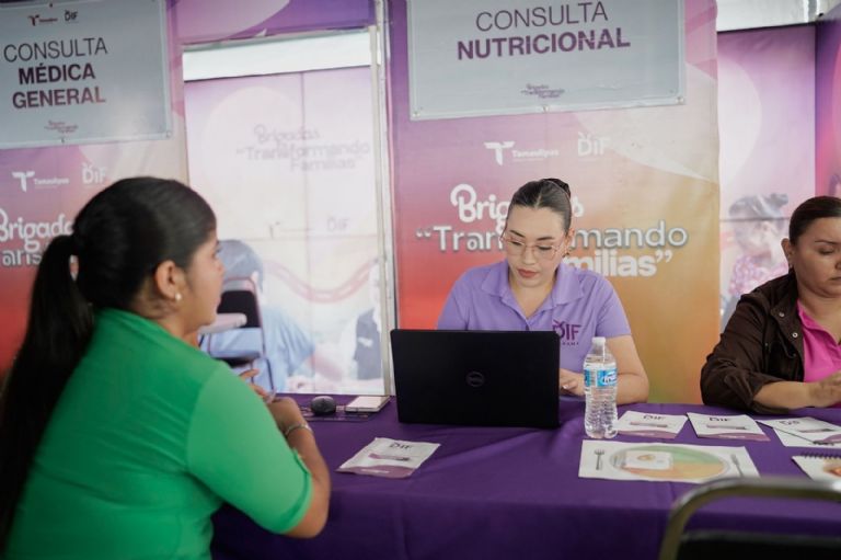 Equipo médico brindando atención en un Corredor de la Salud