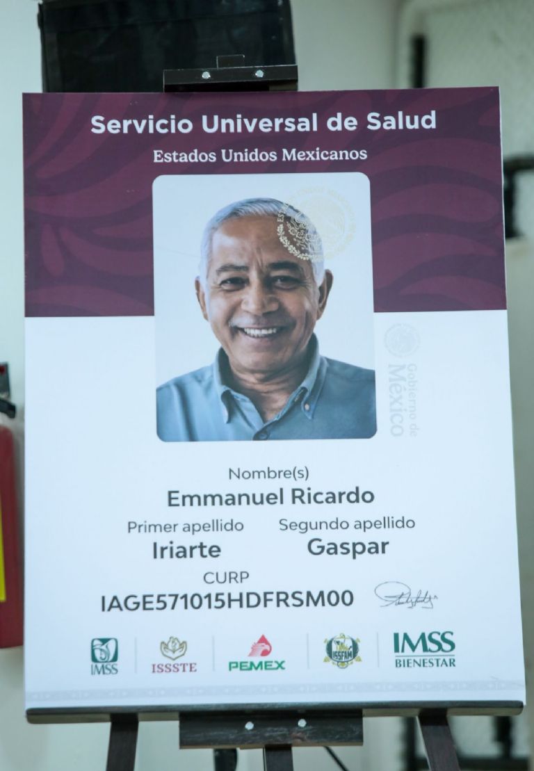 Persona mayor siendo atendida en un centro de salud