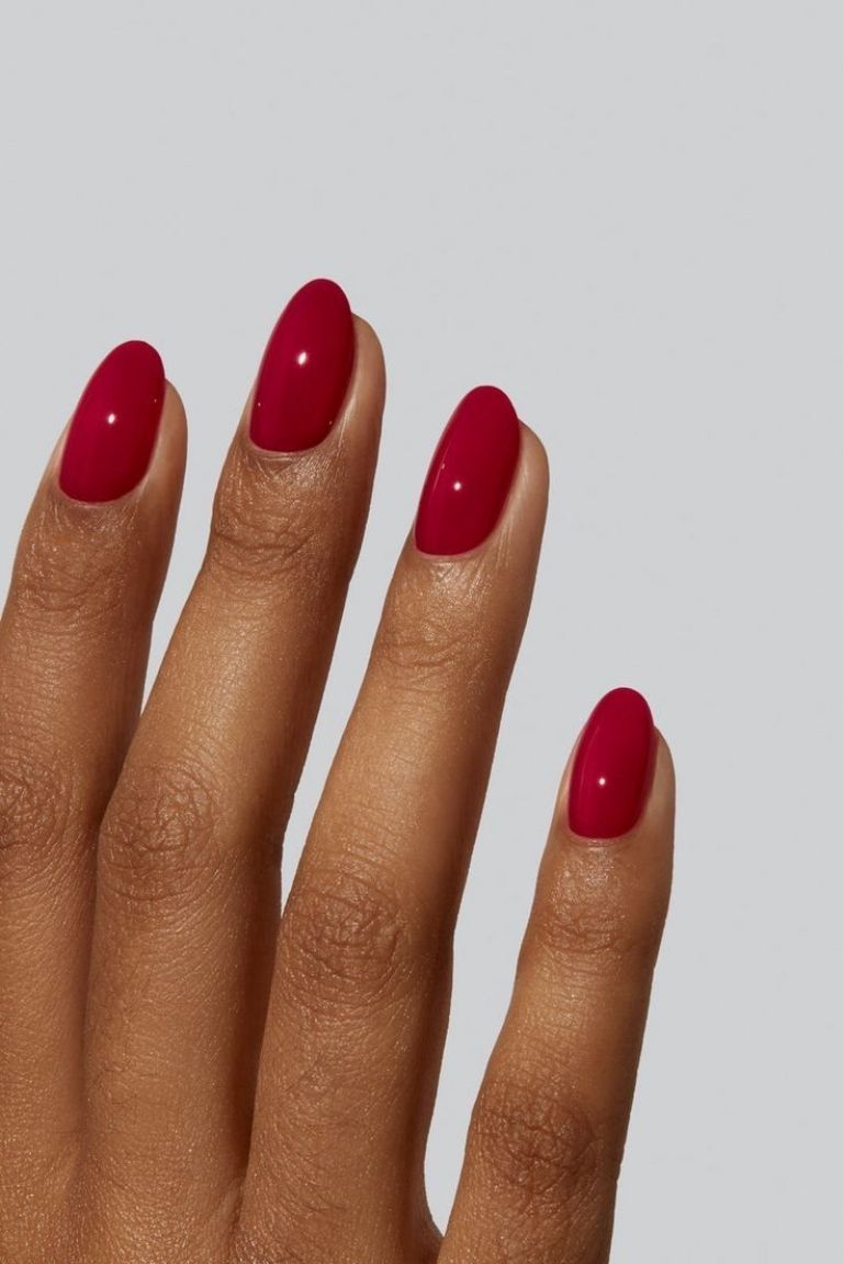 Manicura con esmalte rojo clásico para un look ejecutivo