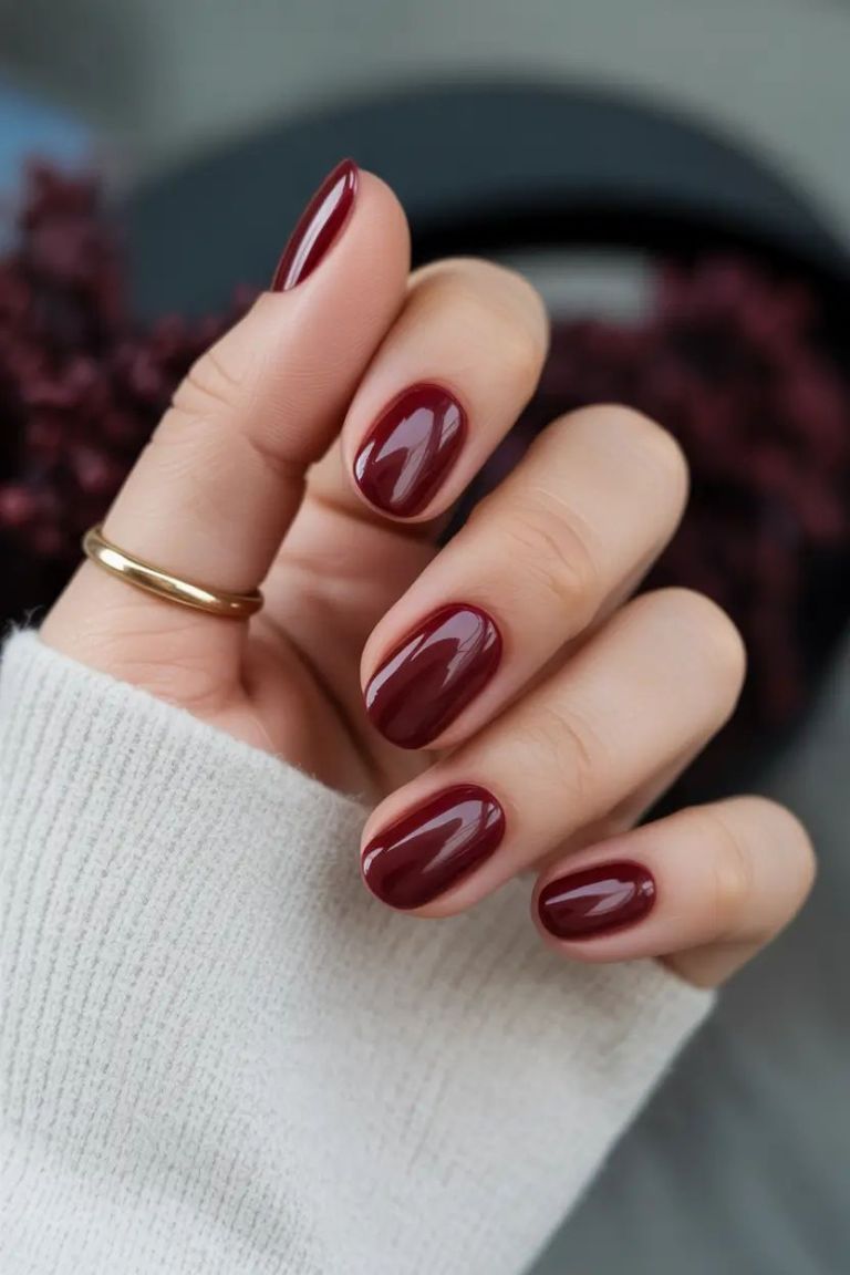 Manicura en tono rojo vino para ocasiones formales