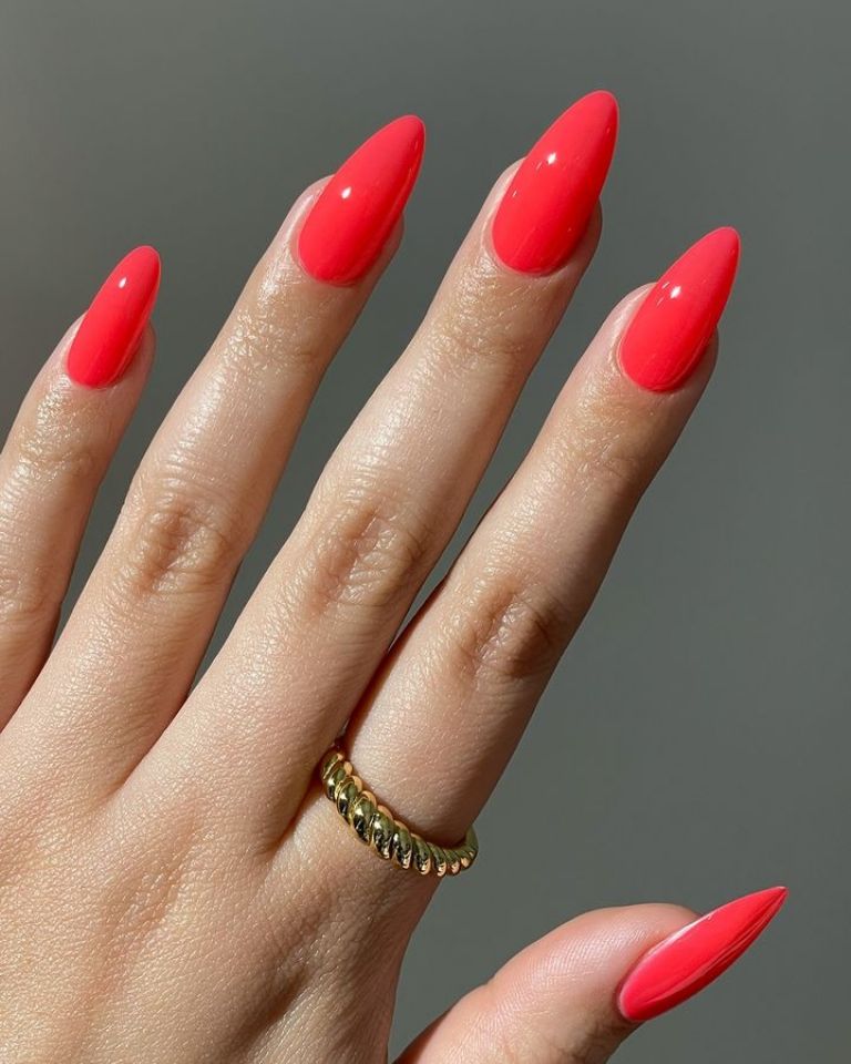 Manicura con rojo coral, ideal para ambientes creativos
