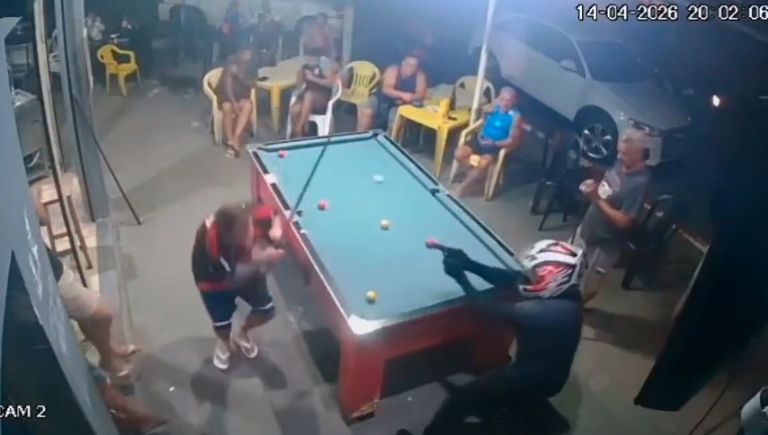 Agresor huyendo en motocicleta tras el ataque