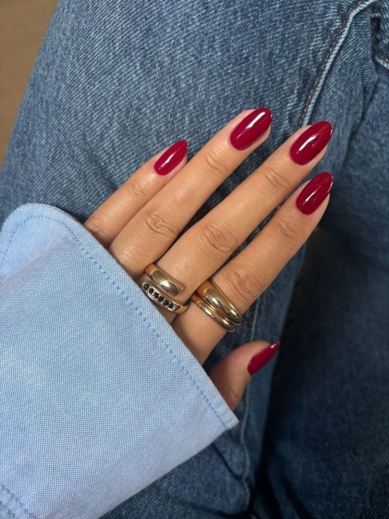 Manicura en rojo cereza para una imagen profesional versátil