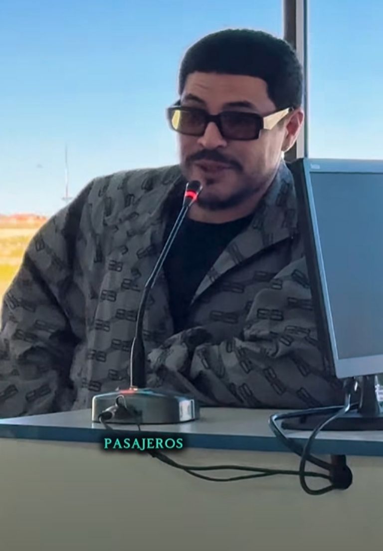 Eduin Caz sorprende viajeros con serenata en aeropuerto. Eduin Caz sorprende viajeros con serenata en aeropuerto.