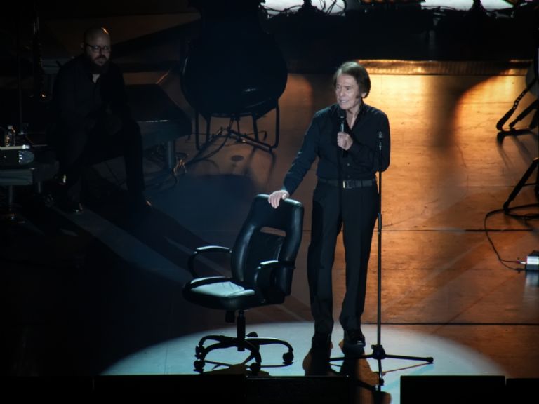 Raphael interpretando una balada en el Auditorio Nacional