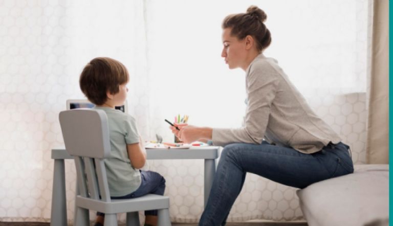 Niño recibiendo un abrazo de sus padres.